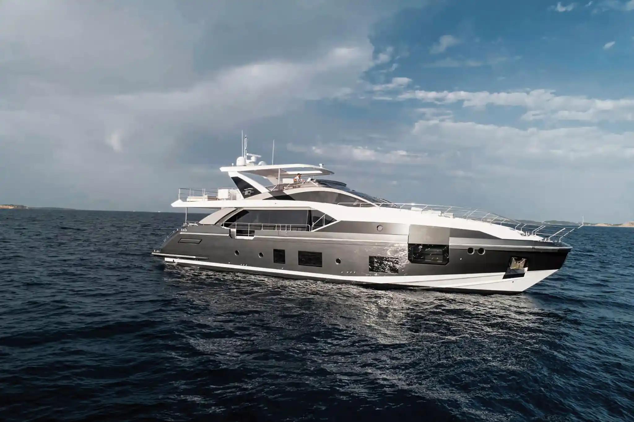 Azimut-Grande27M-External-View-2_Mid-res.jpg