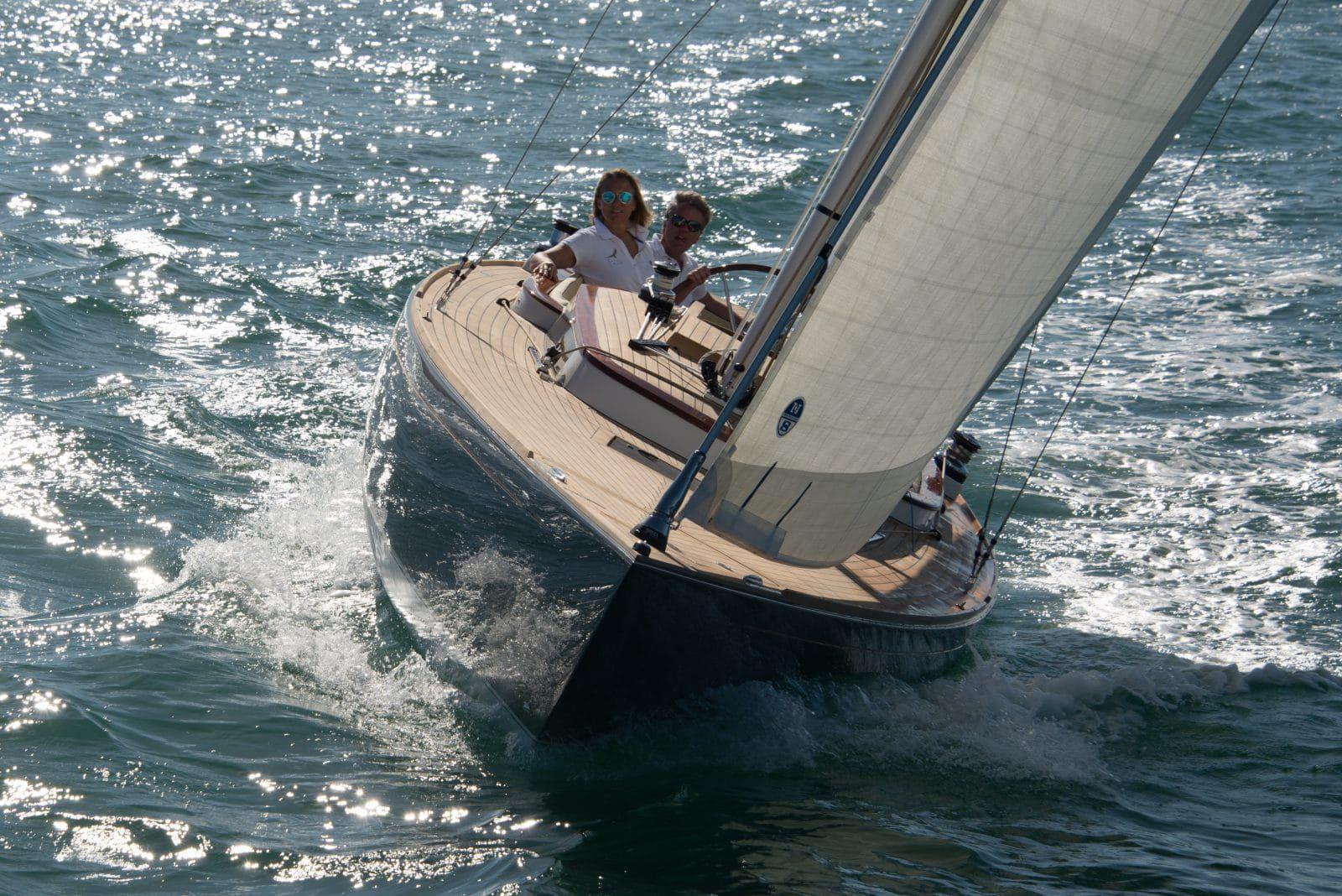 Eagle-38-sailing-into-your-screen-what-a-great-view-looking-over-the-clean-deck-1600x1068.jpg