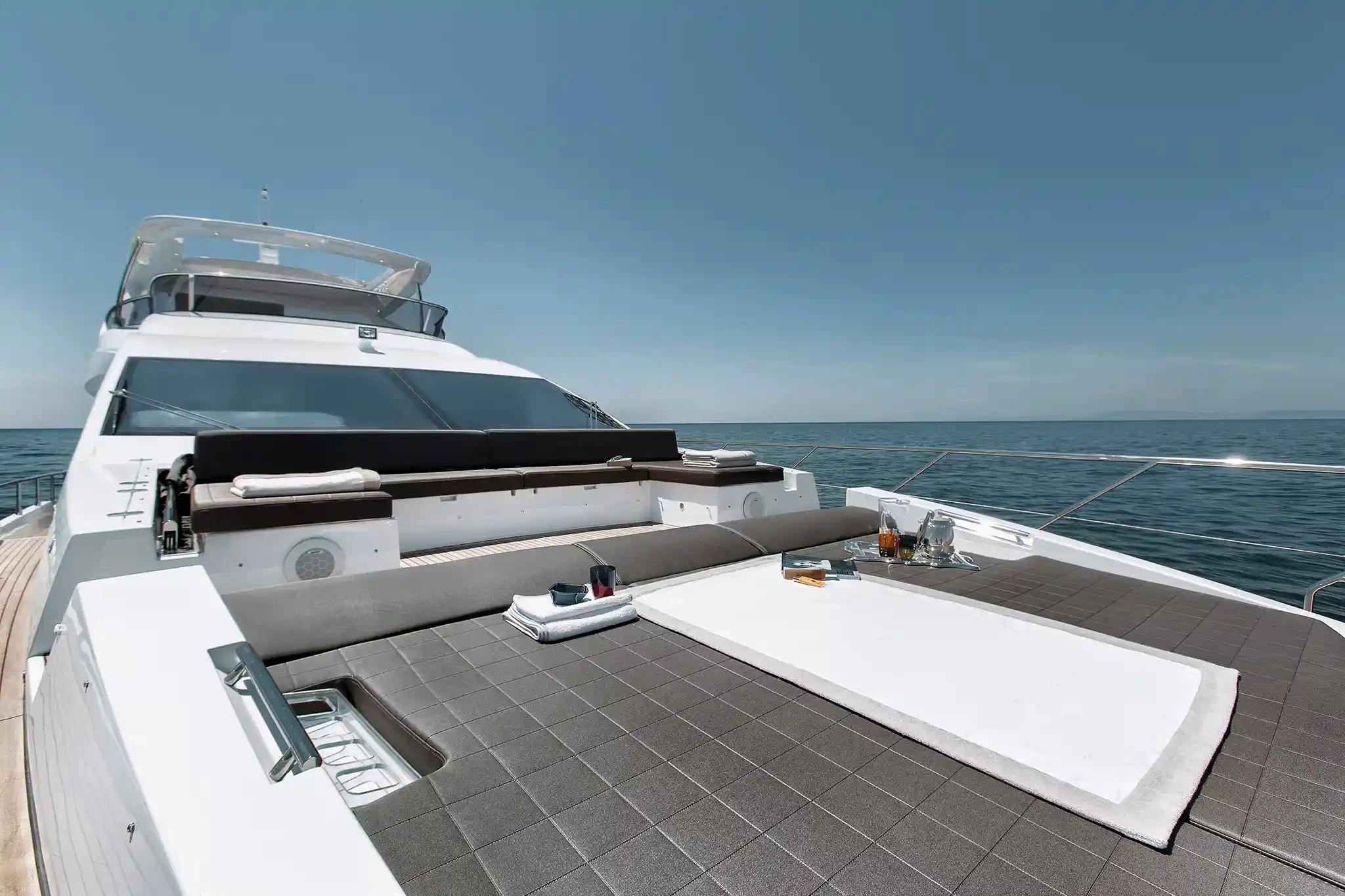 Azimut-Fly83-Bow-sunpad-1.jpeg