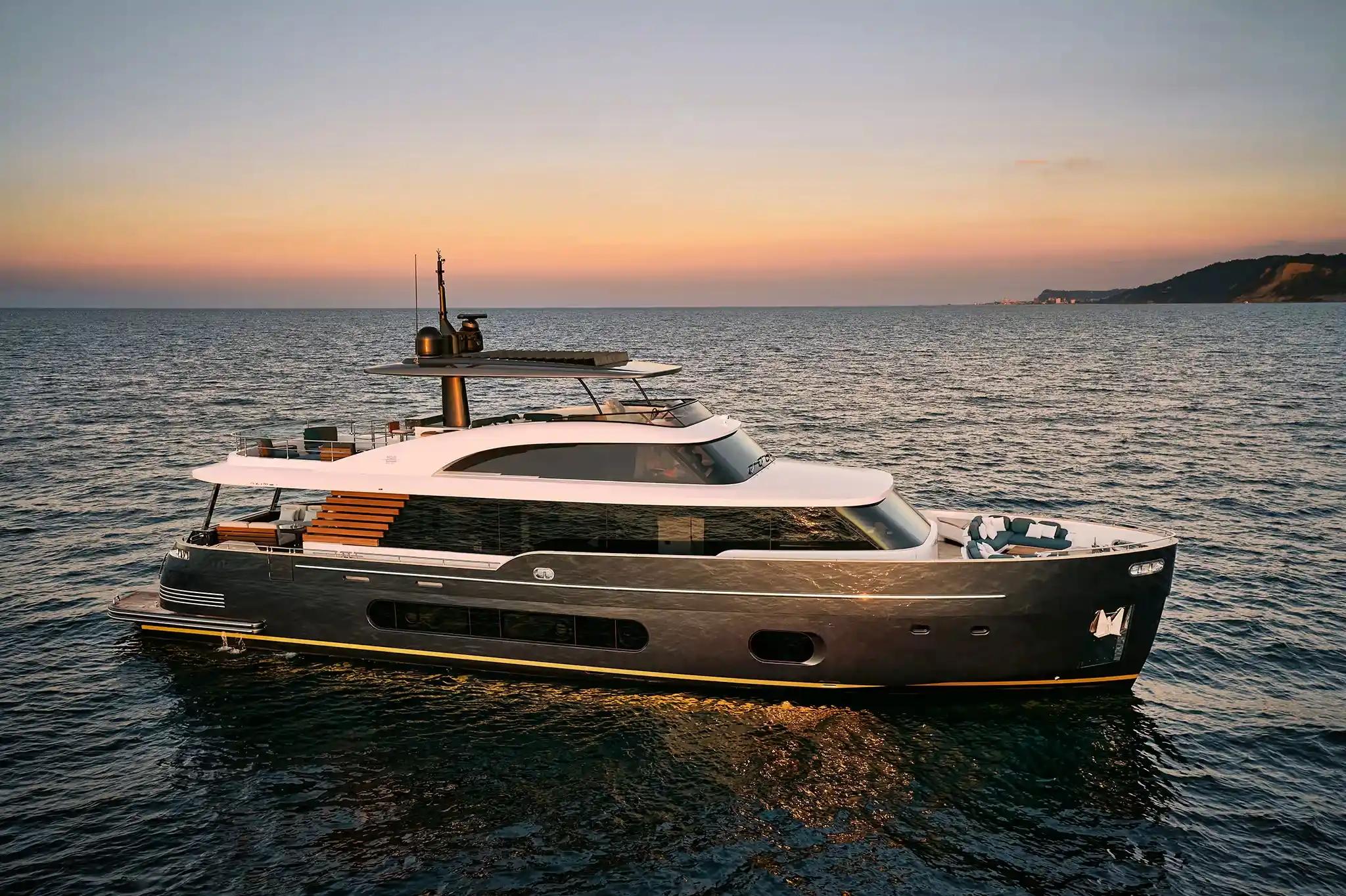 Azimut-Magellano25M-External-View-5.jpg