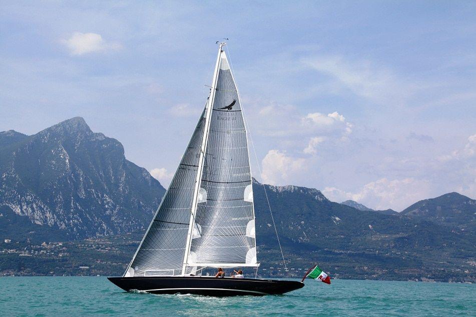 Eagle-44-classic-luxury-daysailer-sailing-on-Lago-Magiore-Italy.jpg