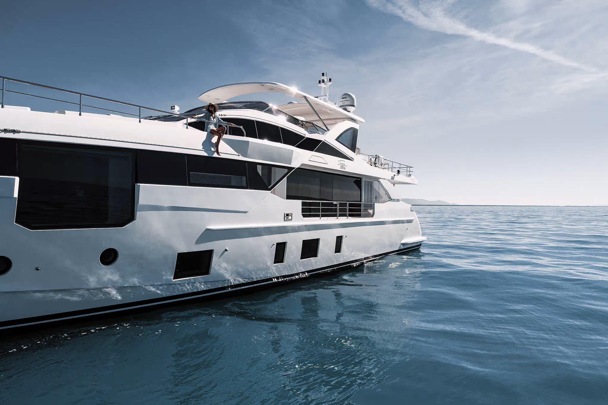 Azimut-Grande32M-External-View-6_Mid-res.jpg