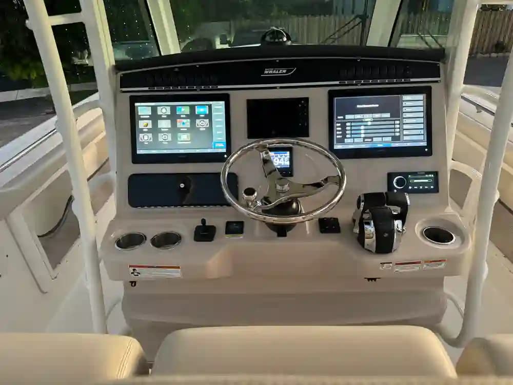 2021 Boston Whaler 350 Outrage in vendita a Miami, Florida Freshwater Fishing 2