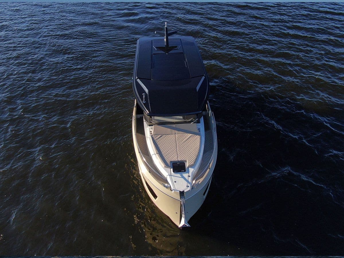 Cobra Yachts Campione 41 Coupe zum Verkauf