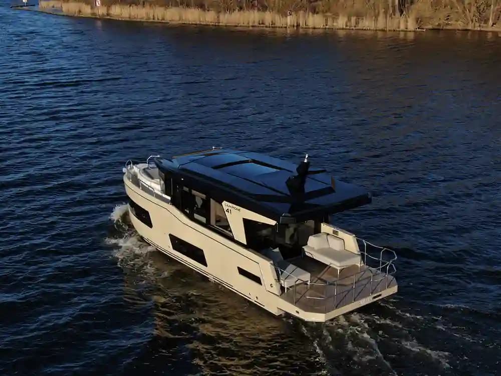 Cobra Yachts Campione 41 Coupe zum Verkauf