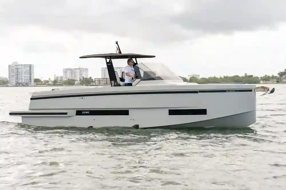2025 De Antonio Yachts D32 Open Sold in Miami, Florida Walk-around Boats 4