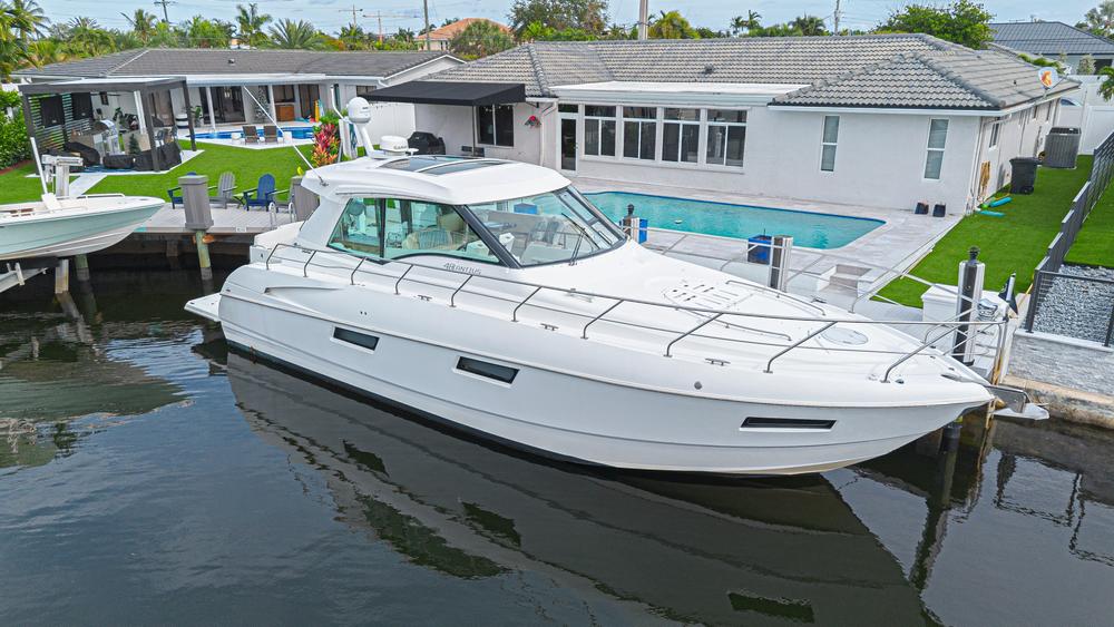 2012 Cruisers Yachts 48 Cantius