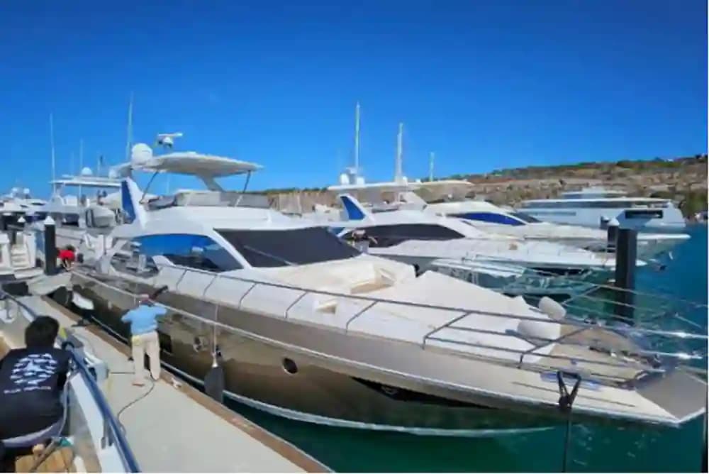 Azimut 66 on Display