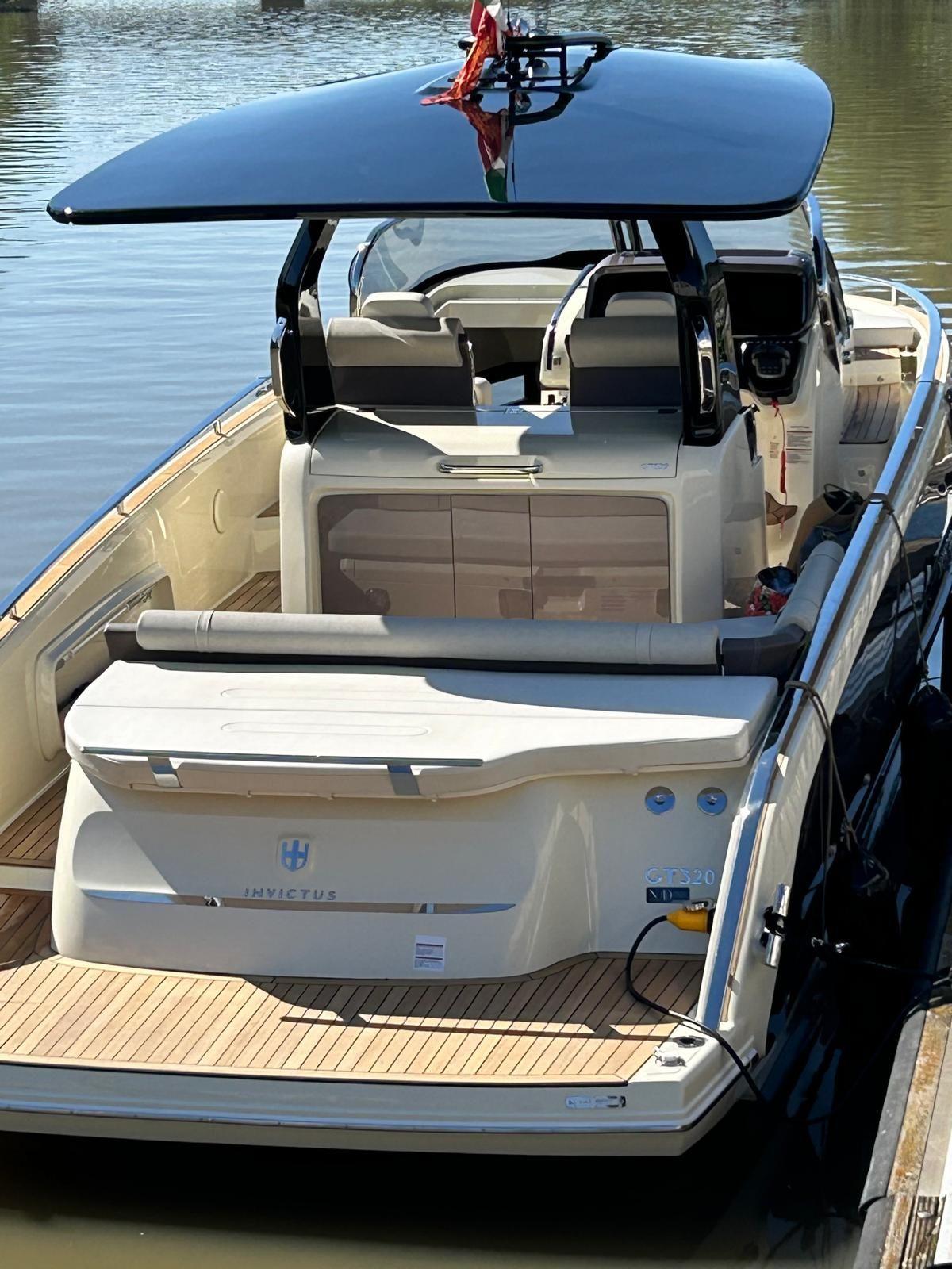 Invictus Yachts GT320 For Sale