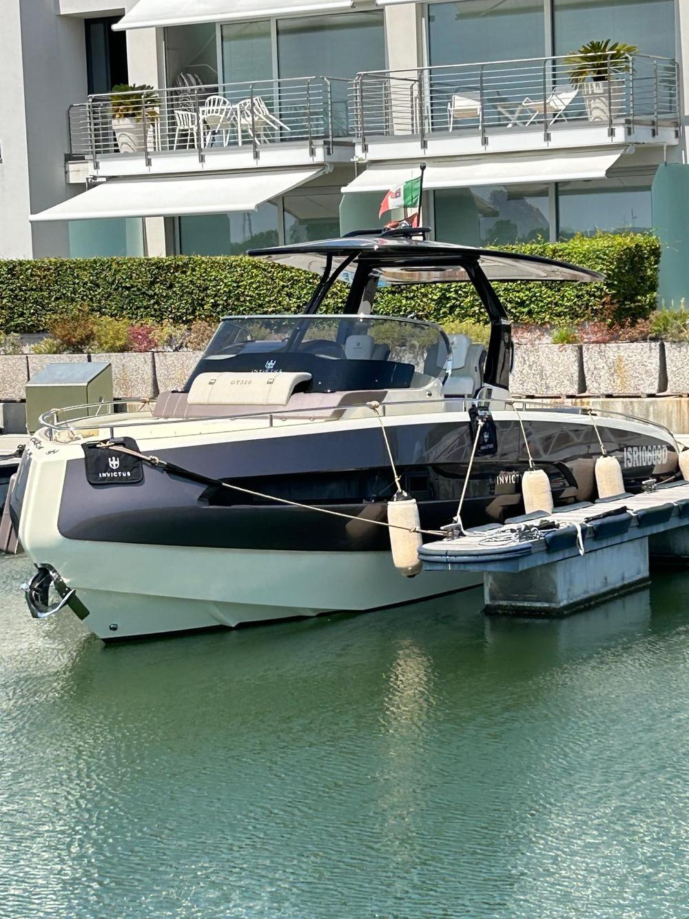GT 320 Invictus Morelli Yacht.jpg