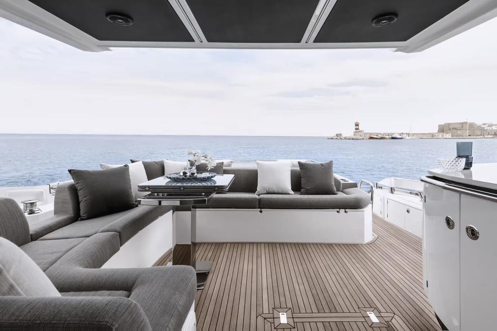 Azimut-S6-Cockpit-1_Mid-res.jpg