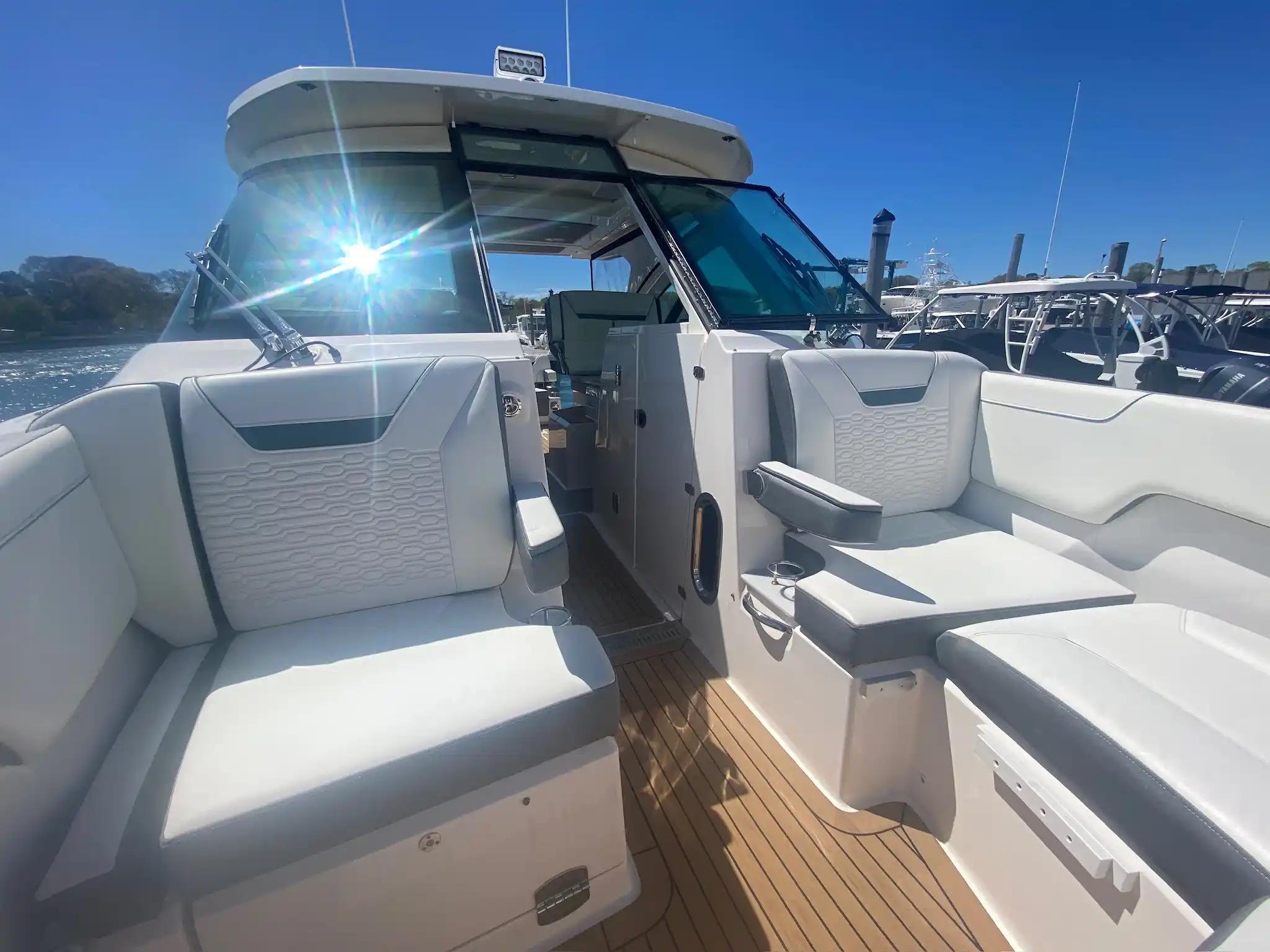 Tiara Yachts 34LX a la venta