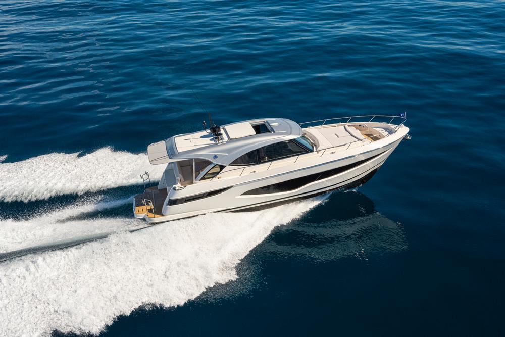 Riviera 4300 Sports Express Running 03.jpg