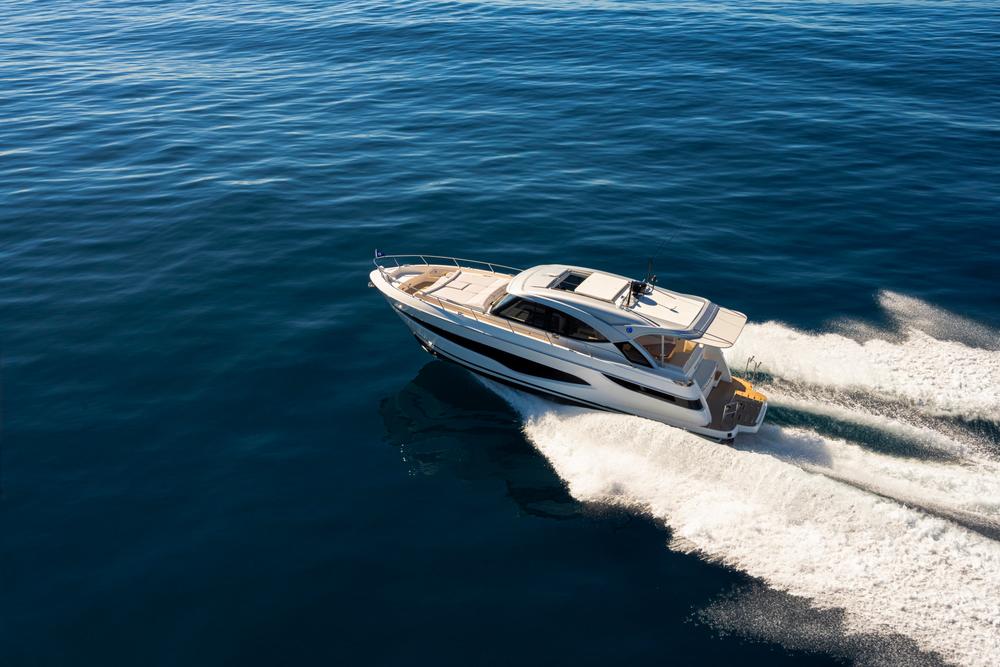 Riviera 4300 Sports Express Running 01.jpg