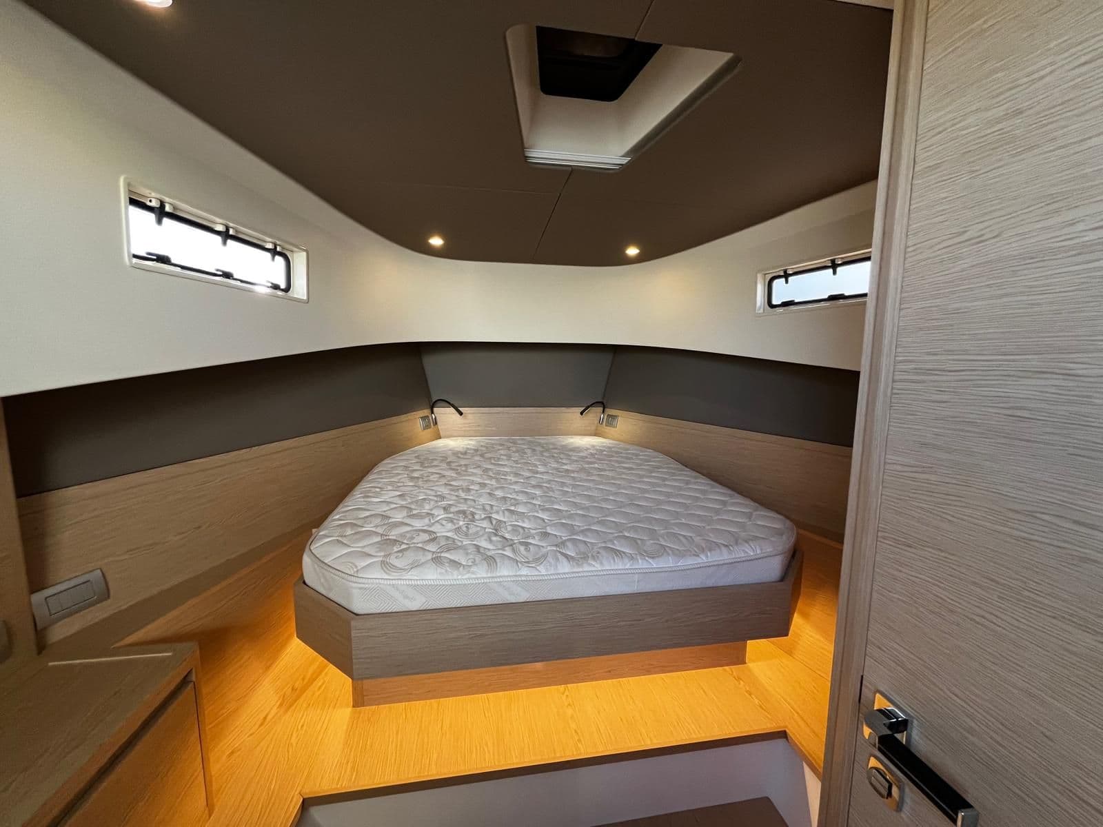 2023 Solaris Power 40 Open for Sale in Barcelona, ES Motor Yacht 4