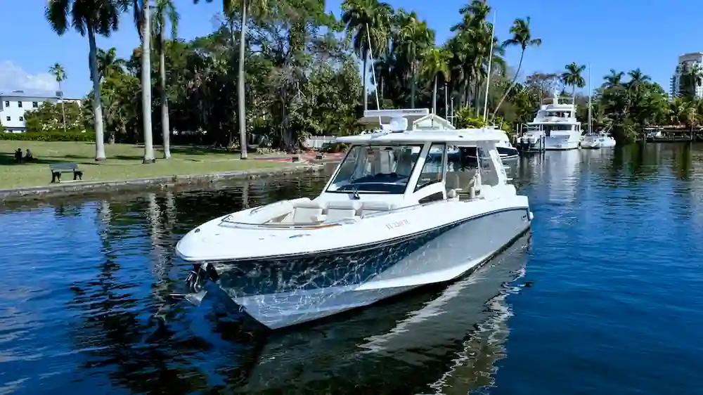 Boston Whaler 350 Realm zum Verkauf