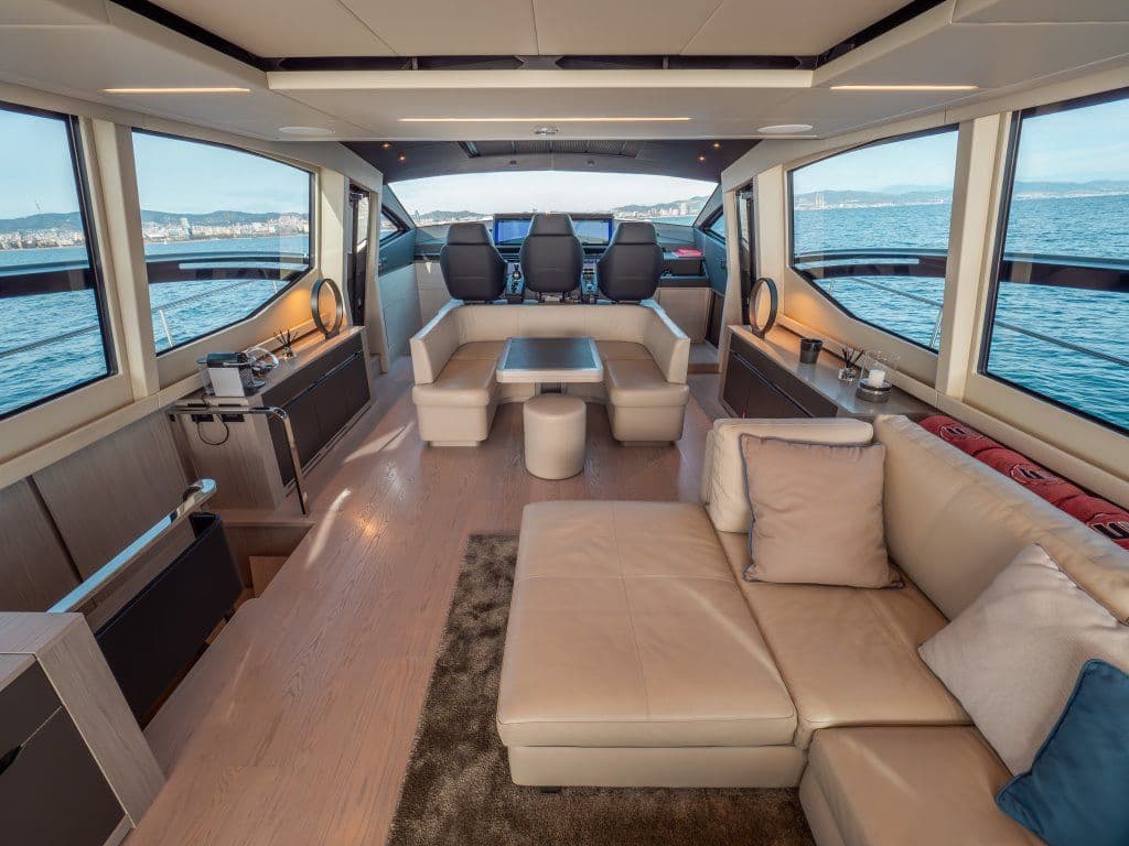2022 Pershing 8X Sold in Barcelona, ES Flybridge 5