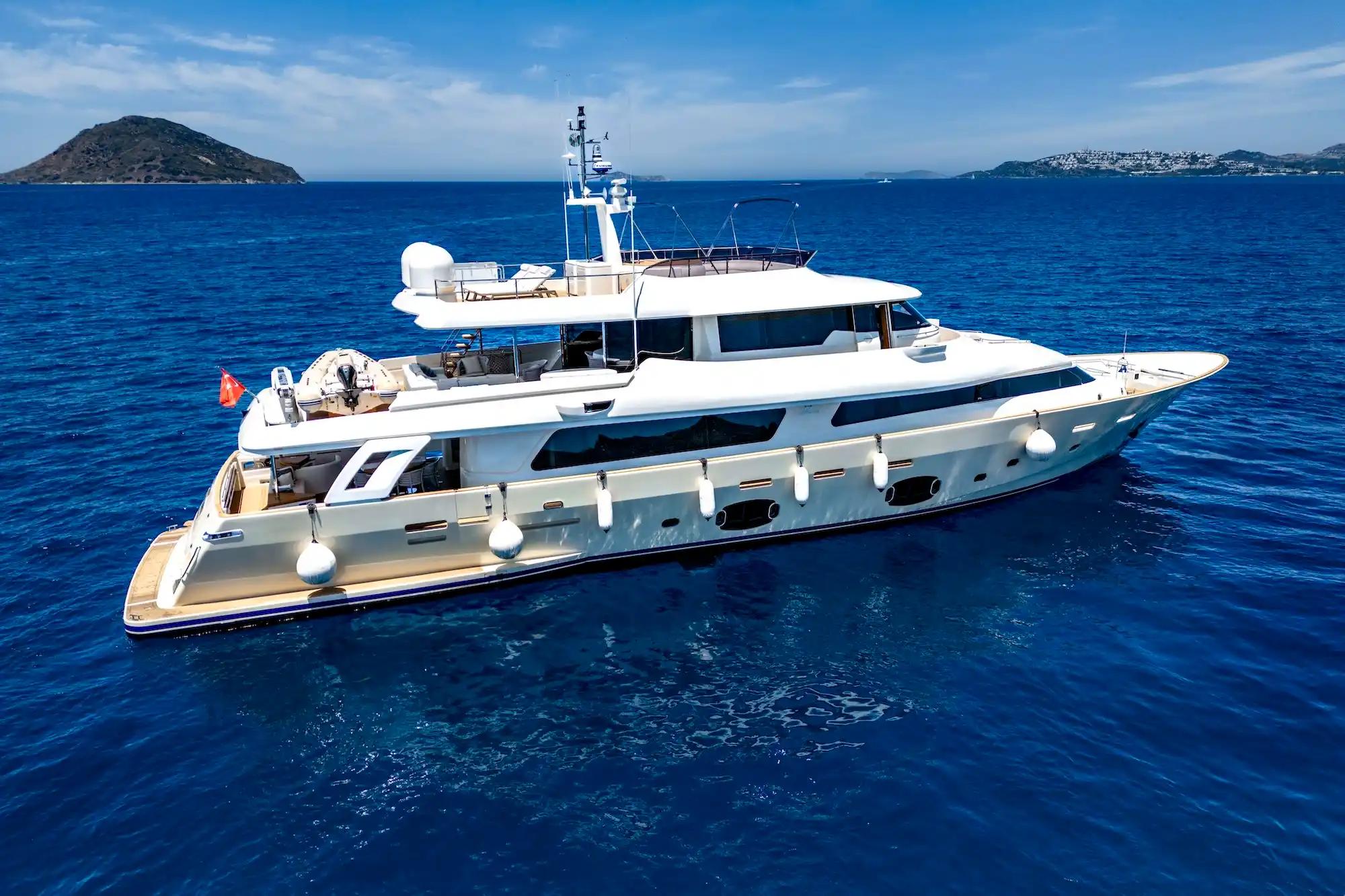 Custom Line Navetta 33 Crescendo For Sale