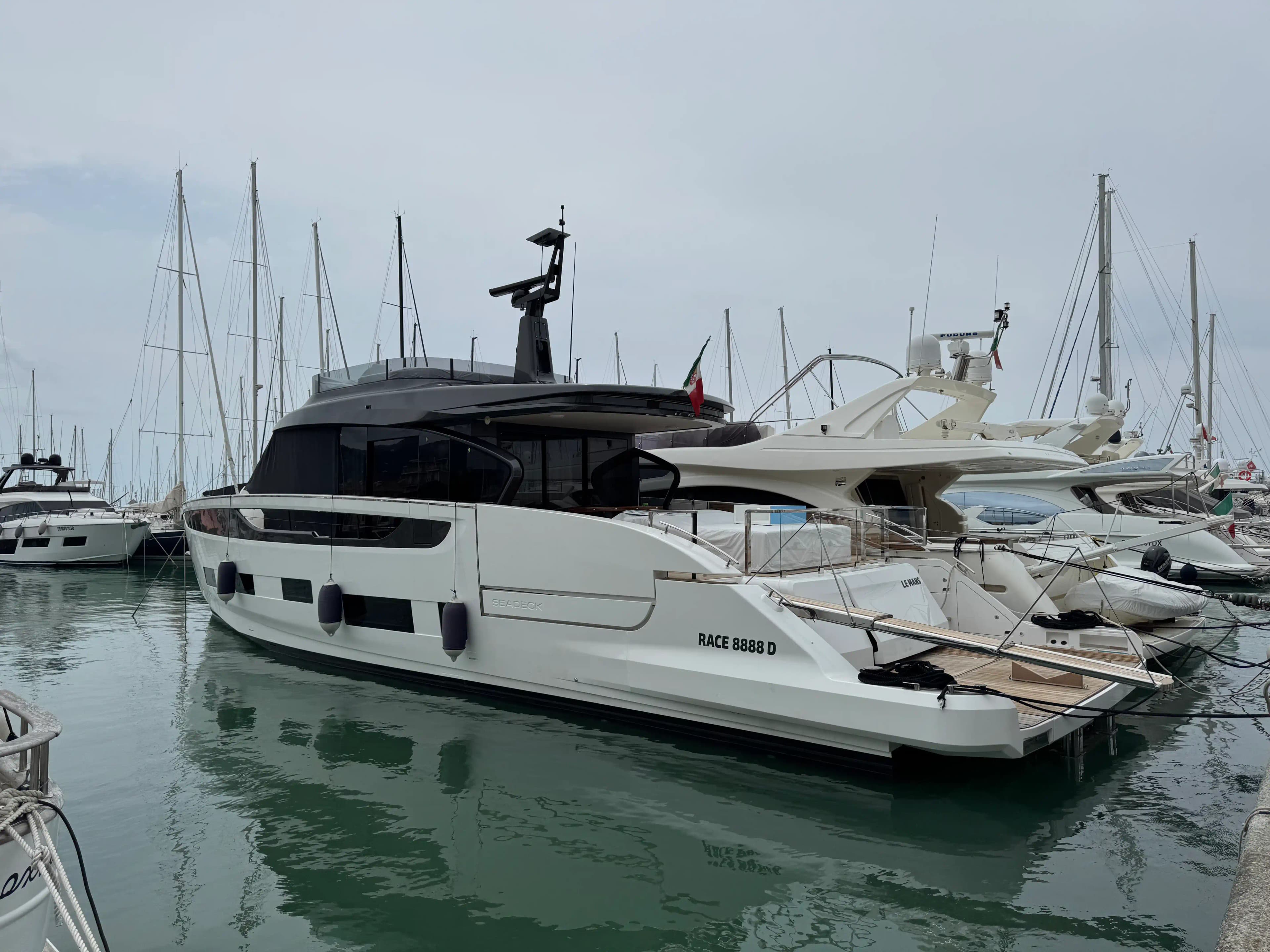 Azimut Seadeck 7 for Sale