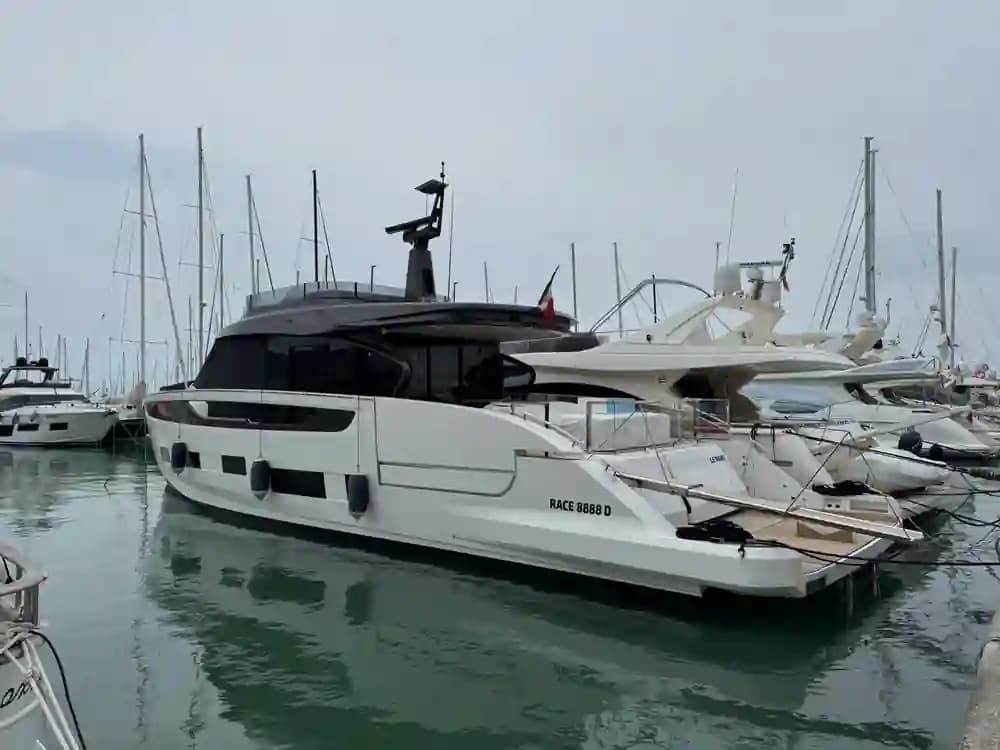 Azimut Seadeck 7 for Sale