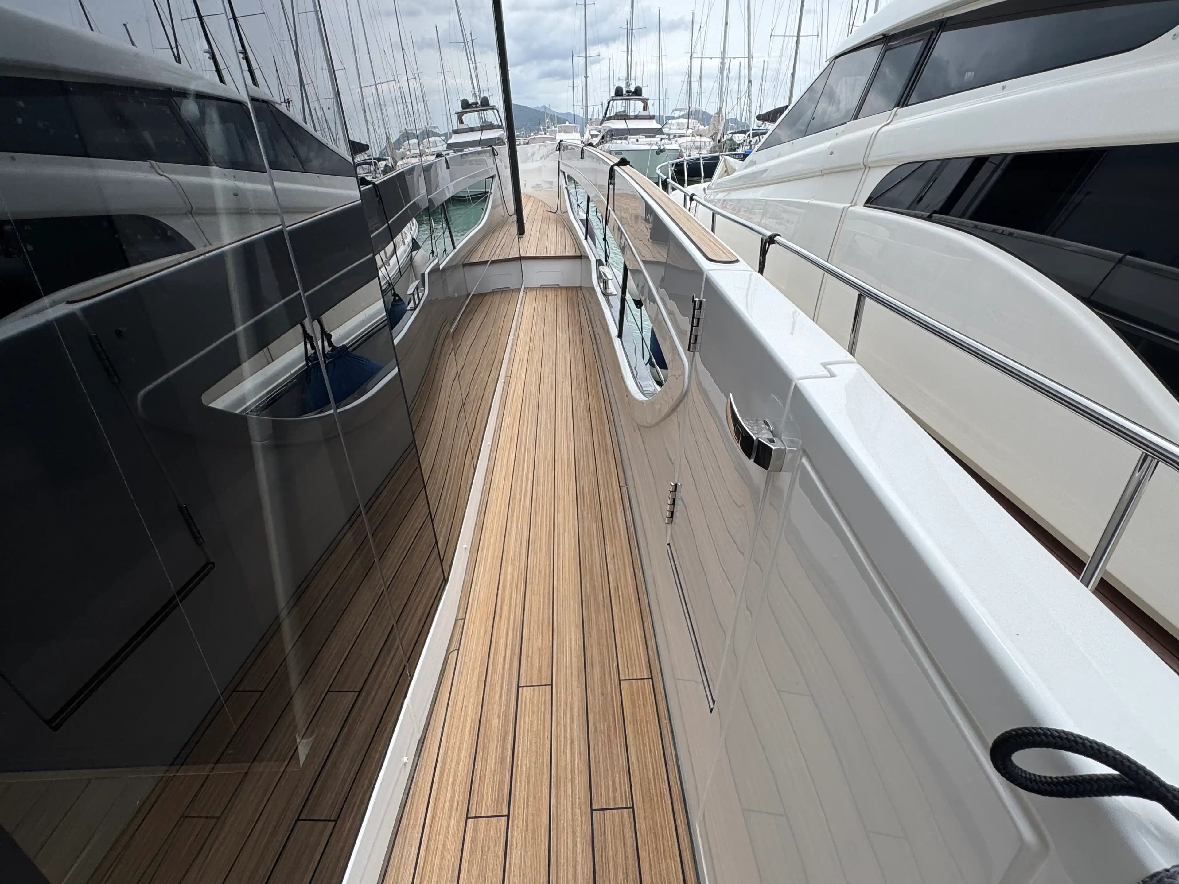 Azimut Seadeck 7 for Sale