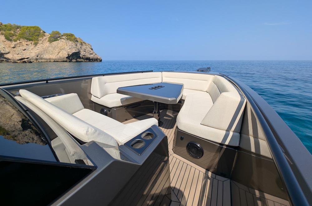Vanquish-VQ40-FLUX-charter-luxury-yacht-tender-easyboats-mallorca-bow-seating.jpg