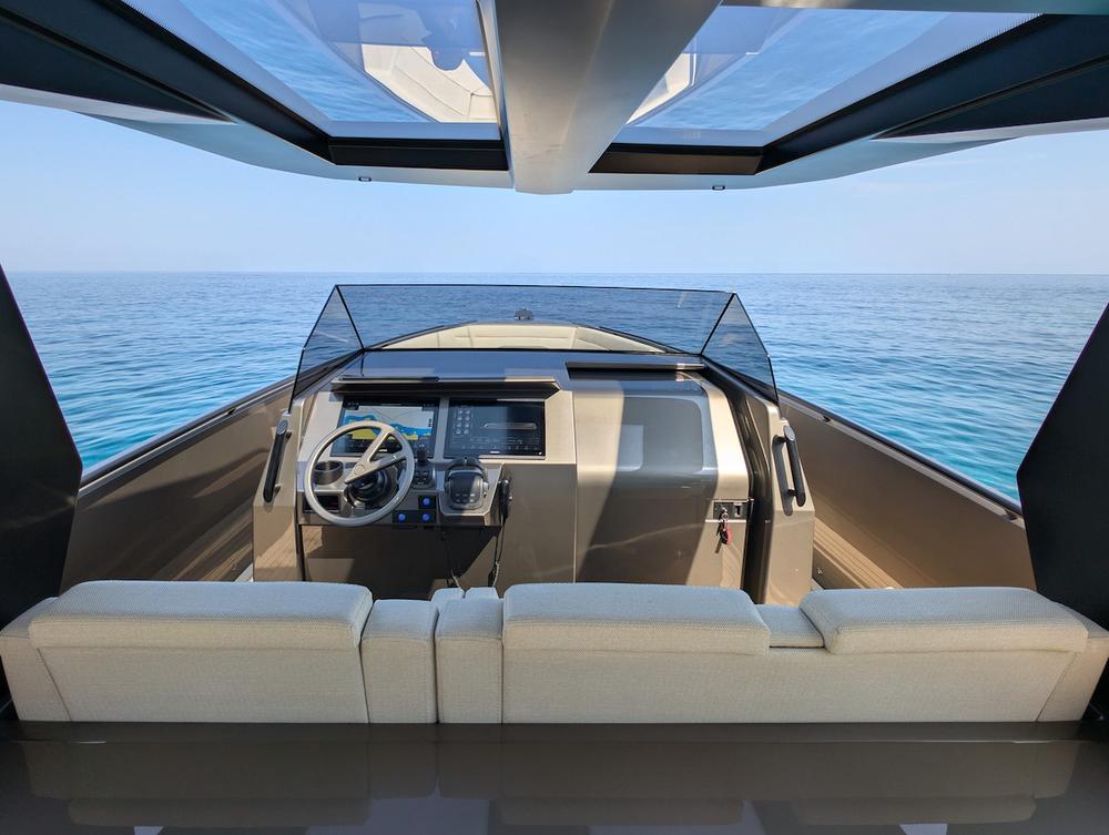 Vanquish-VQ40-FLUX-charter-luxury-yacht-tender-easyboats-mallorca-helm-seating.jpg