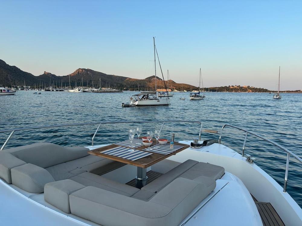 Sealine_C530-migmar-for-sale-yacht-brokerage-easyboats-mallorca-bow-table.JPG