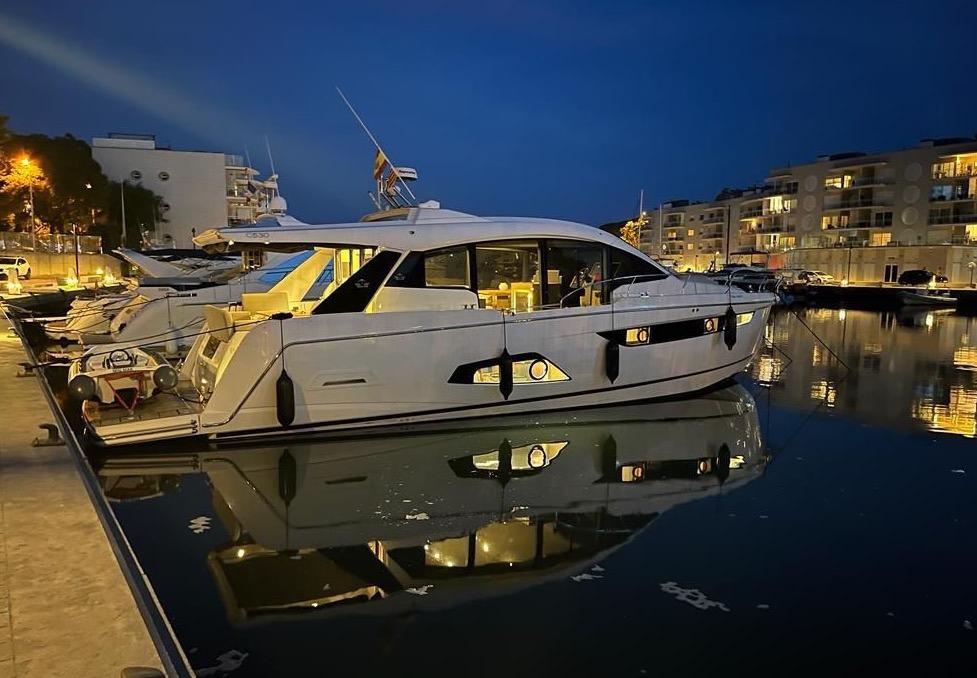 Sealine_C530-migmar-for-sale-yacht-brokerage-easyboats-mallorca-side-view-night.JPG