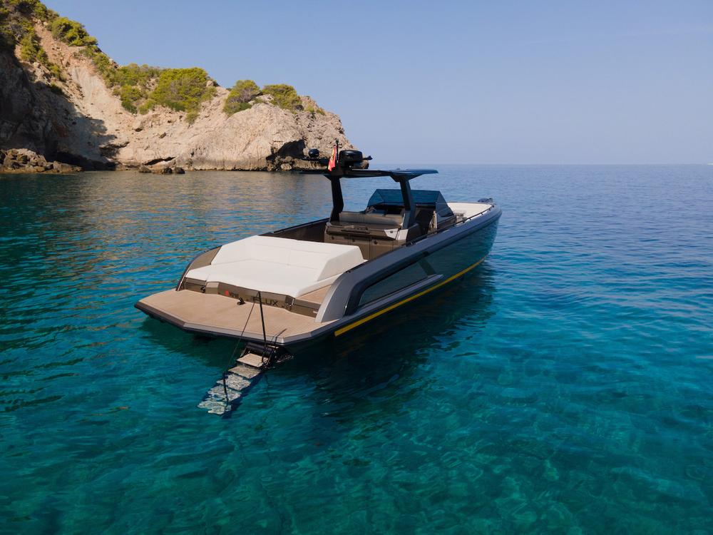 Vanquish-VQ40-FLUX-charter-luxury-yacht-tender-easyboats-mallorca-swim-ladder.jpg