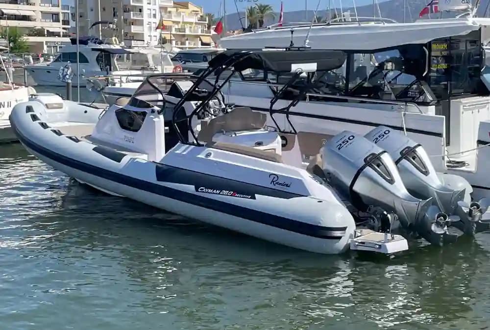 Ranieri International Cayman 28 Executive à vendre