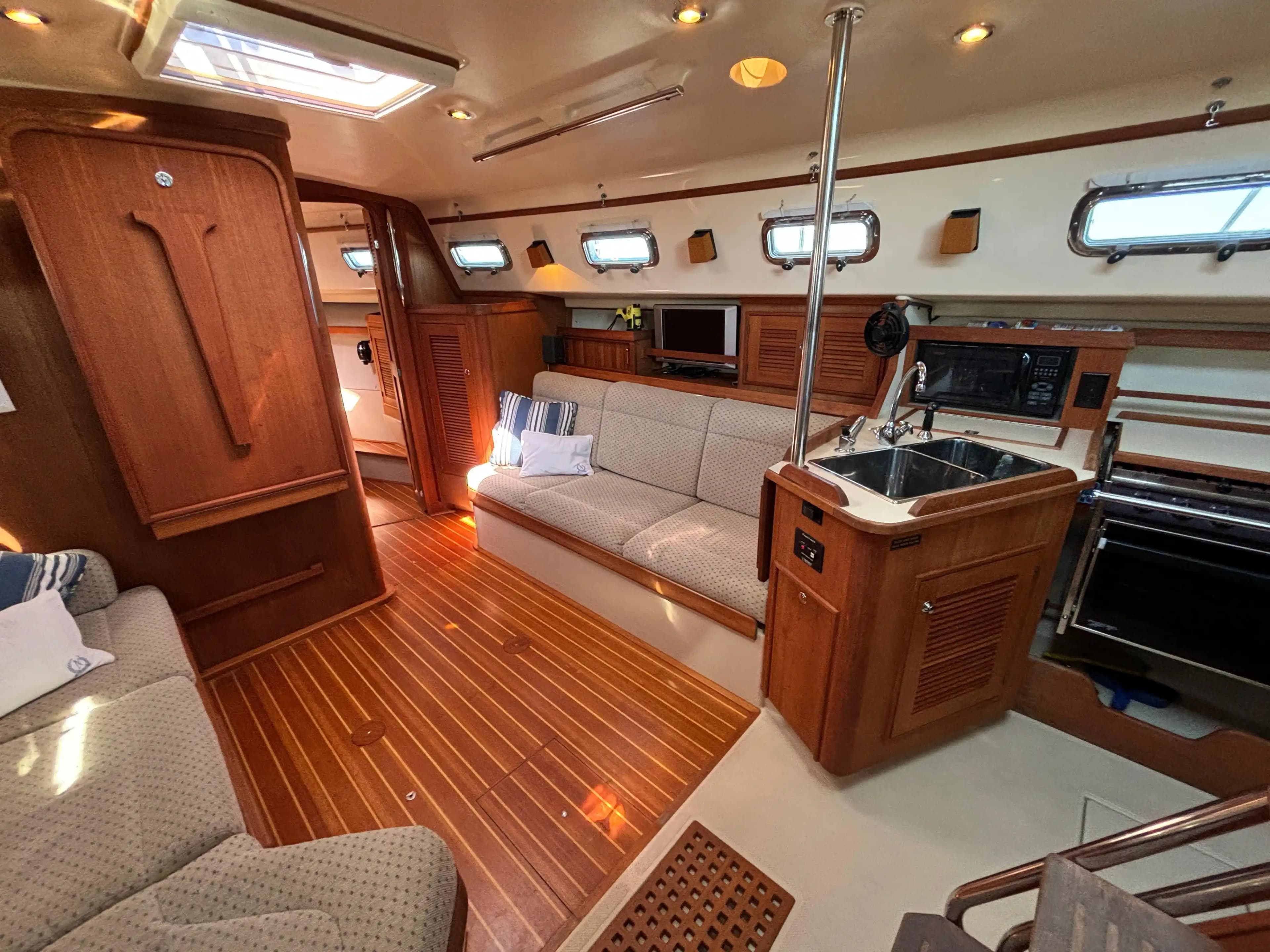 2004 Island Packet Yachts 370 for Sale in Salem, Massachusetts Monohull 1