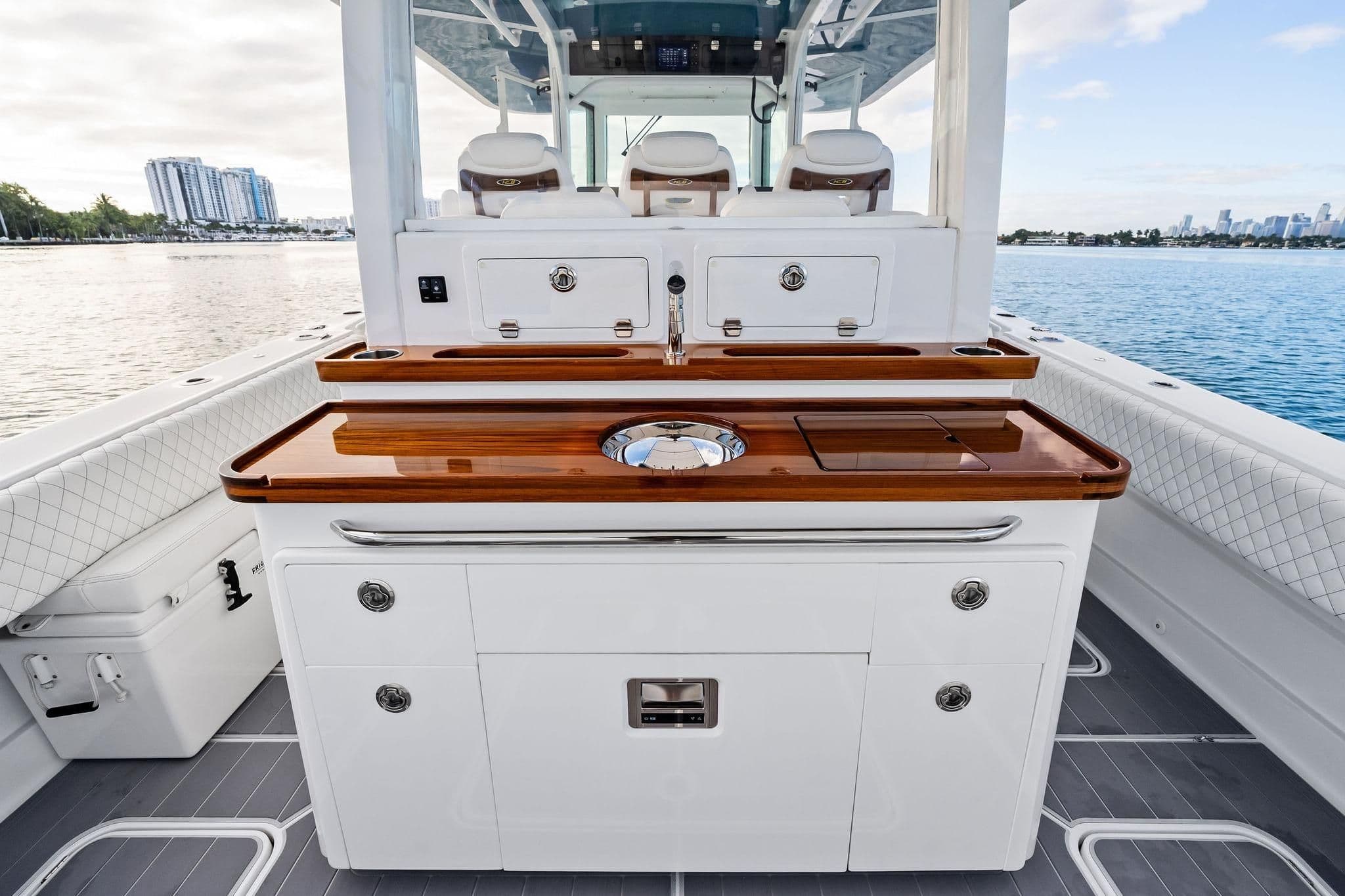 2023 HCB 42 Lujo zum Verkauf in Miami, Florida Center Console 2