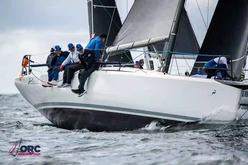 Italia Yachts 11.98 Fuoriserie For Sale