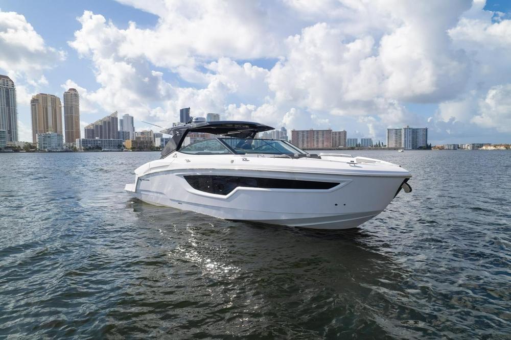 2021-cruisers-yachts-38-gls-power-9482237-20240725074127975-1_XLARGE.jpg