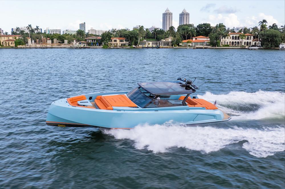 Vanquish-VQ52-yacht-luxury-easyboats-mallorca-cruising-side.png