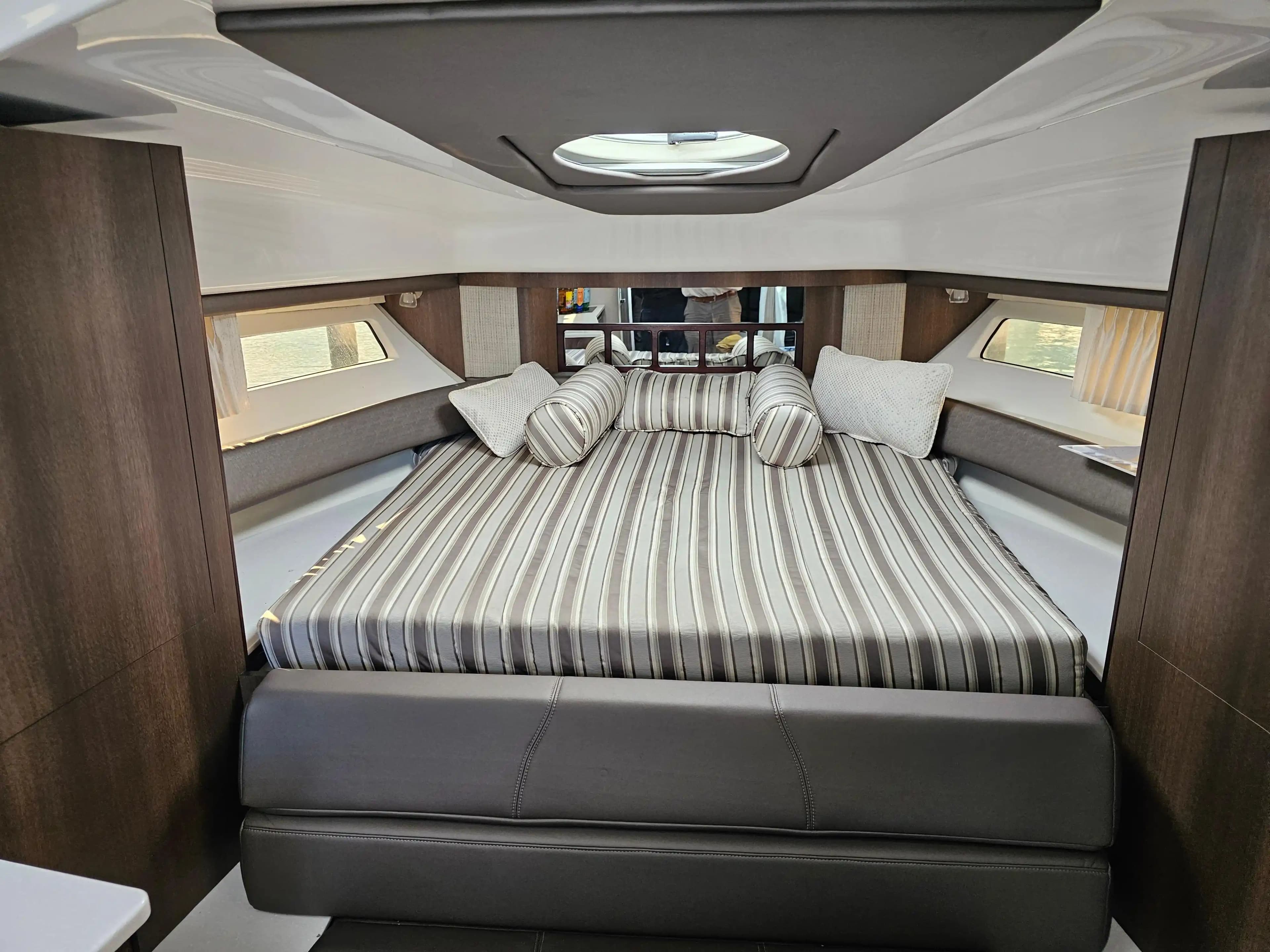 2019 Monterey 355 Sport Yacht te koop in Miami Beach, Florida Motor Yacht 1