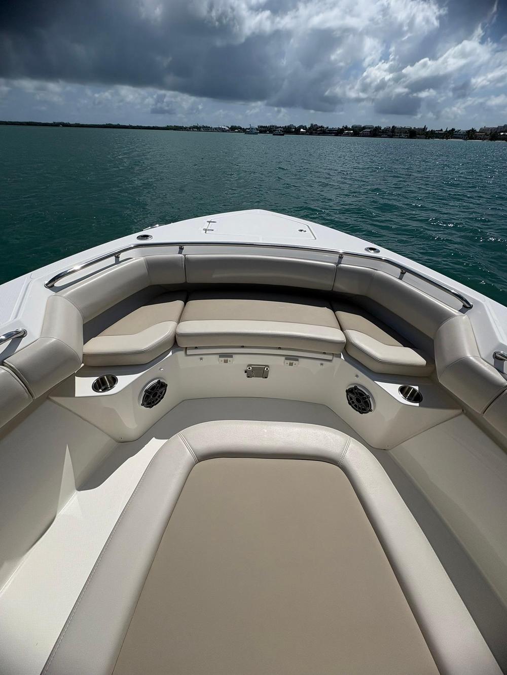 2023-boston-whaler-280-outrage-power-9785344-20250507110552745-1_XLARGE.jpg