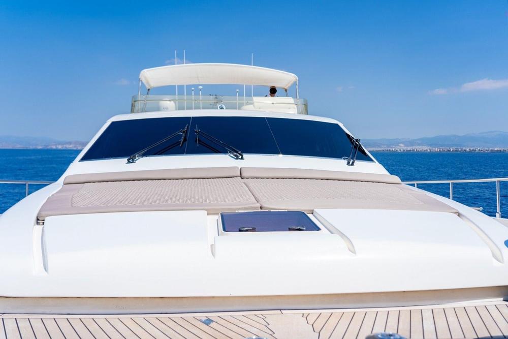 76-ft-2004-Ferretti-Yachts-76-3.jpg