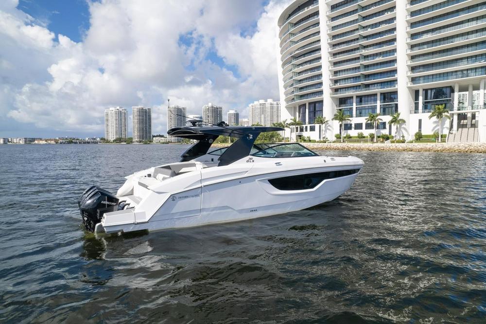 2021-cruisers-yachts-38-gls-power-9482237-20240725074129991-1_XLARGE.jpg