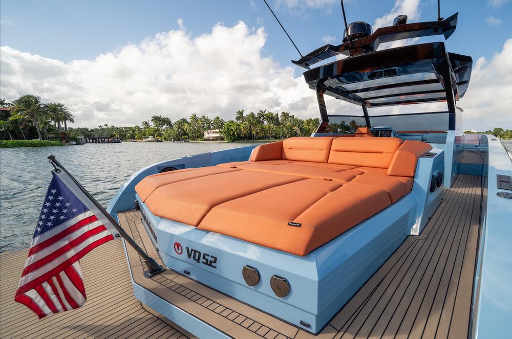 Vanquish-VQ52-yacht-luxury-easyboats-mallorca-stern-sunpad.png
