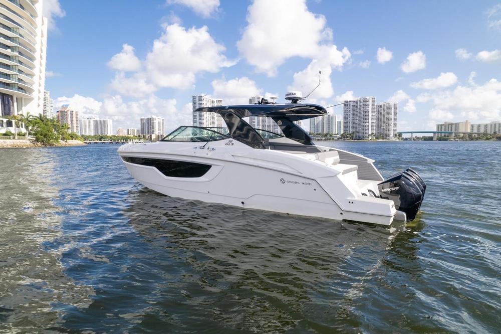 2021-cruisers-yachts-38-gls-power-9482237-20240725074138075-1_XLARGE.jpg
