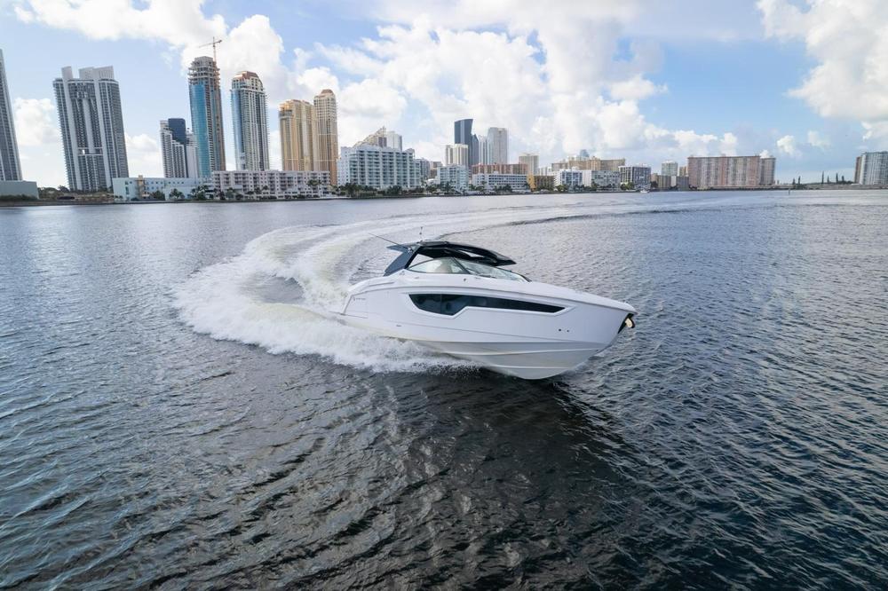 2021-cruisers-yachts-38-gls-power-9482237-20240725074142238-1_XLARGE.jpg