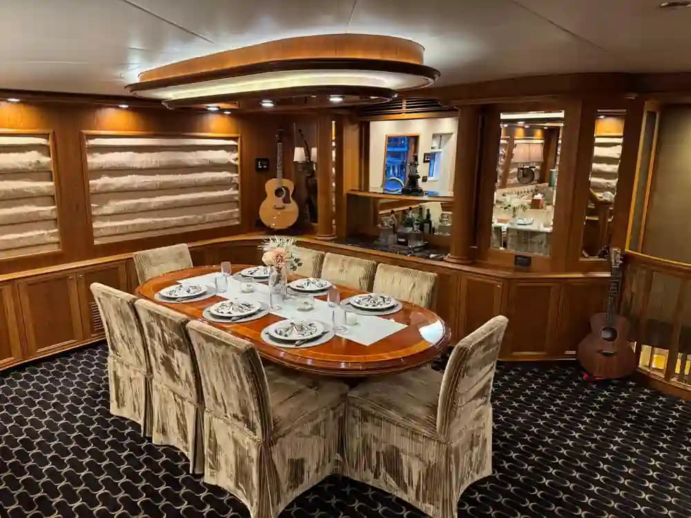 Crescent Custom Yachts 115' te koop