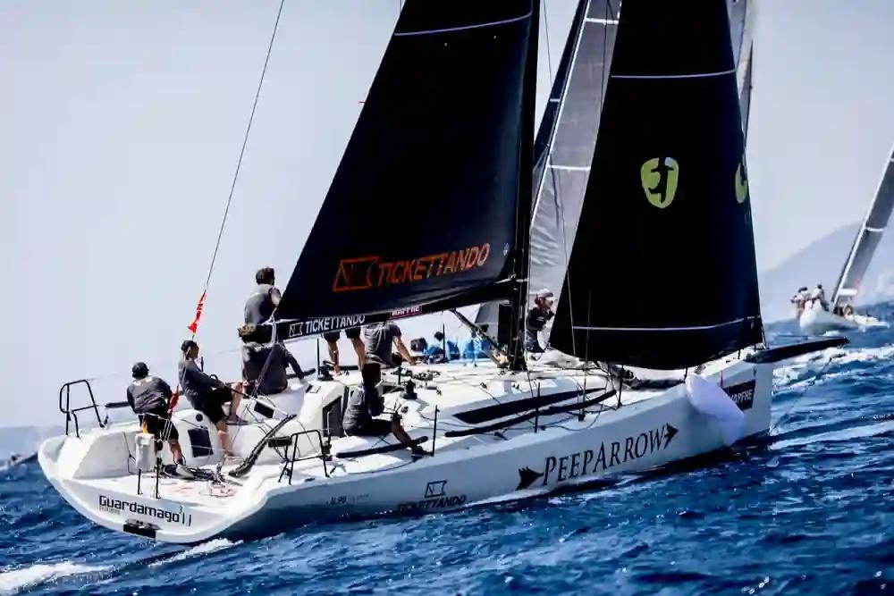 Italia Yachts 11.98 Fuoriserie For Sale