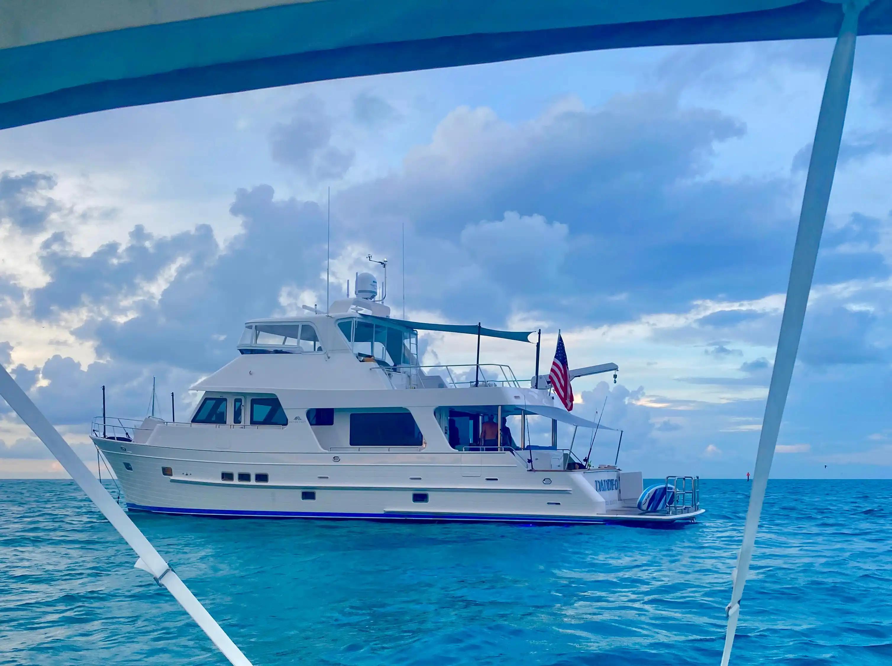 Outer Reef Yachts 670 Azure Custom Cockpit Motoryacht zum Verkauf