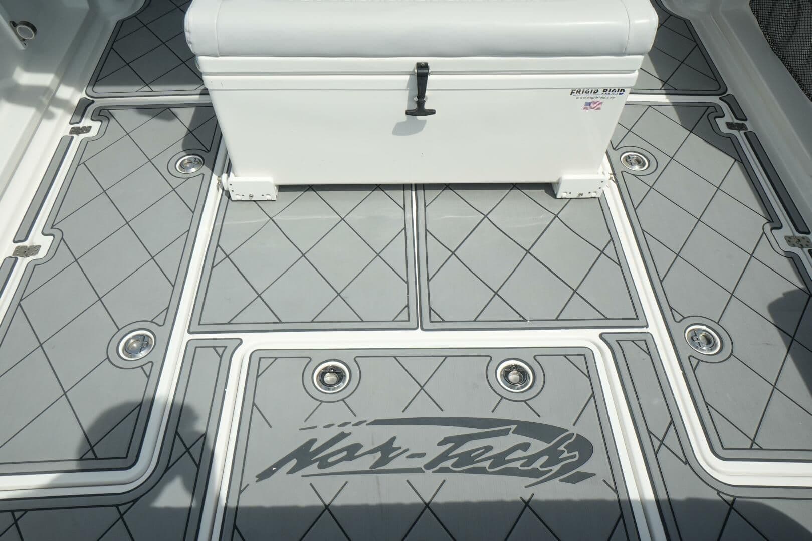 2020 Nor-Tech 390 Sport for Sale in St. Clair Shores, Michigan Center Console 3