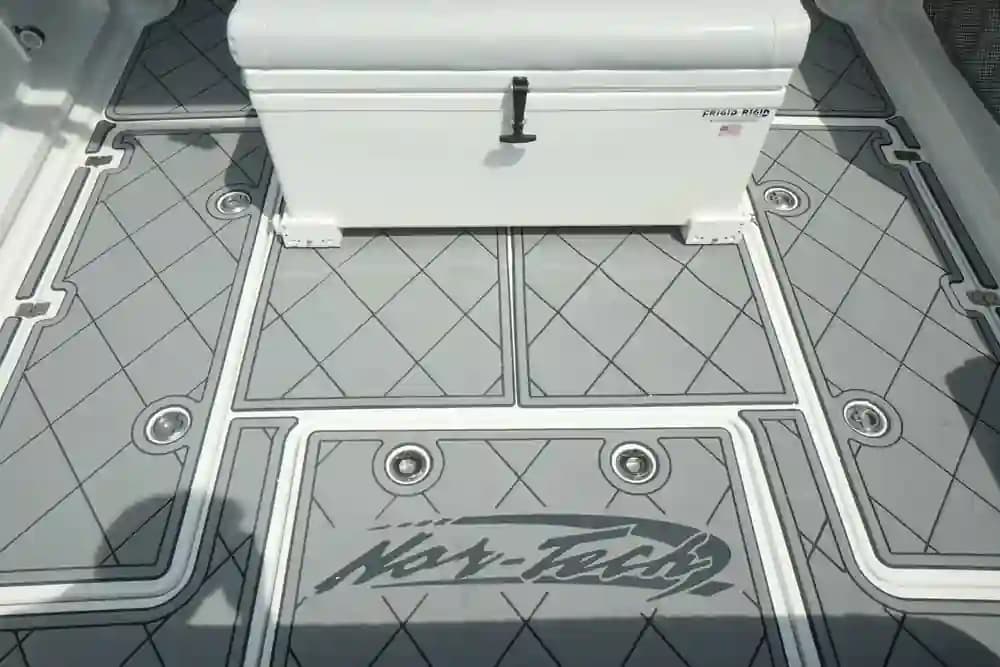 2020 Nor-Tech 390 Sport for Sale in St. Clair Shores, Michigan Center Console 3