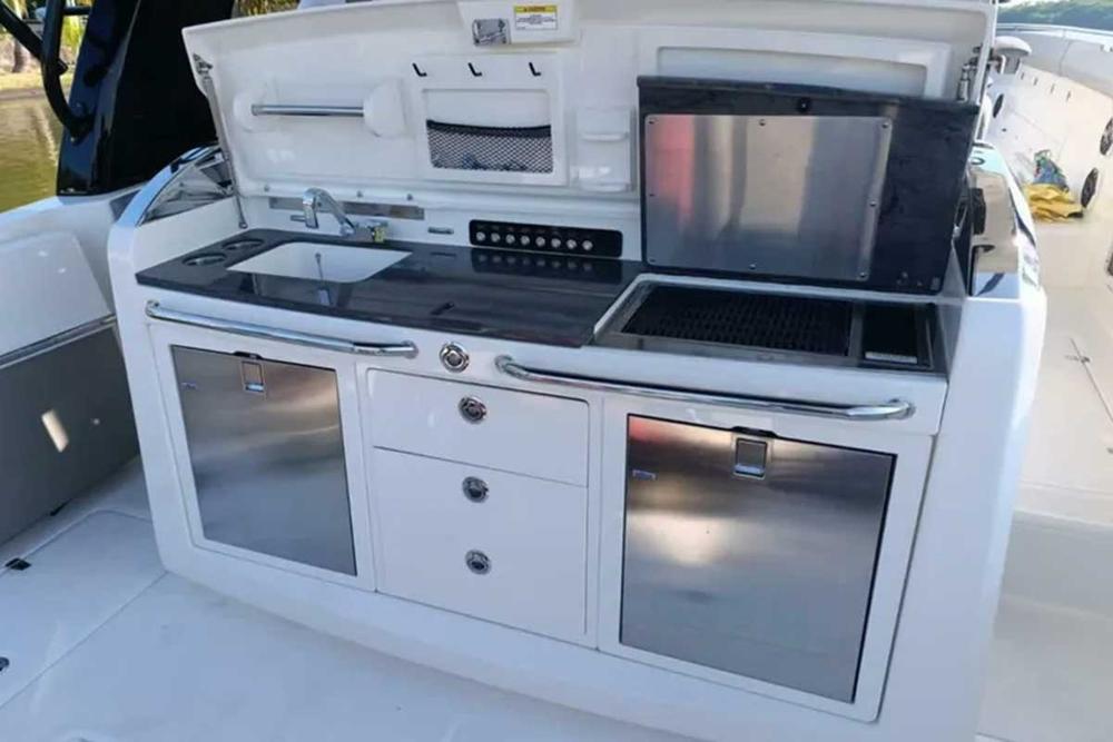 2024 Boston Whaler 420 Outrage