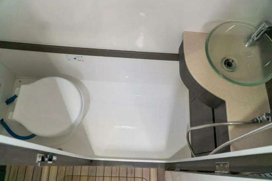 2023 Fishing Raptor 390 Solarium for Sale in Sarasota, Florida Center Console 4